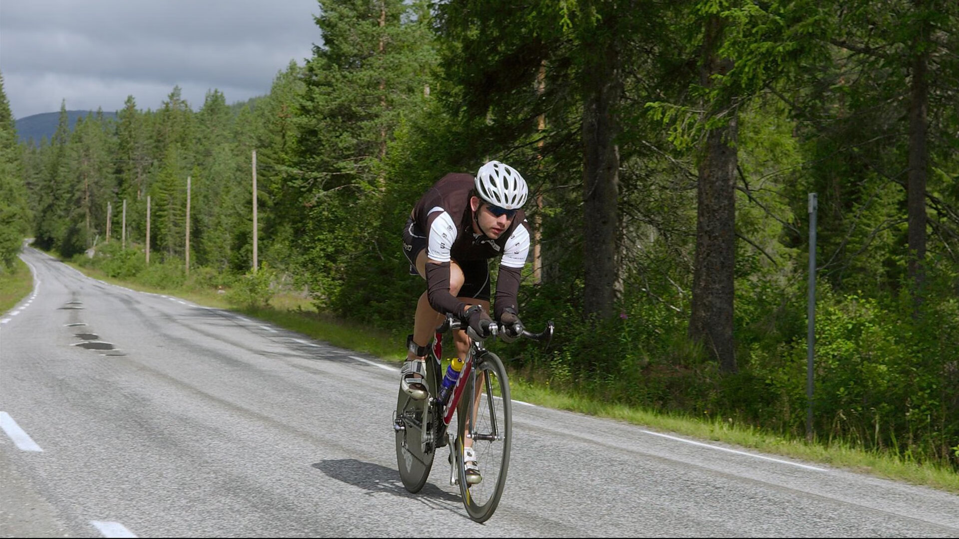 巴萨防线漏洞频现,埃里克·加西亚鼻伤再度加剧防守危机,巴萨备战莱加内斯